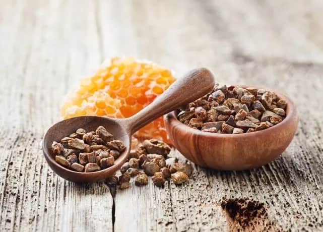 Pierzga: Jak zażywać dla zdrowia? Dawkowanie i błędy, których unikniesz.